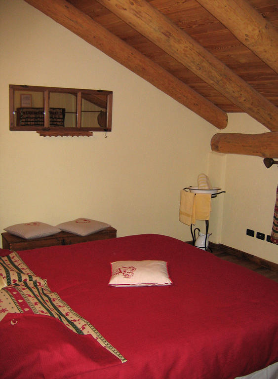 Les Chevreuils Bed and Breakfast Introd Δωμάτιο φωτογραφία