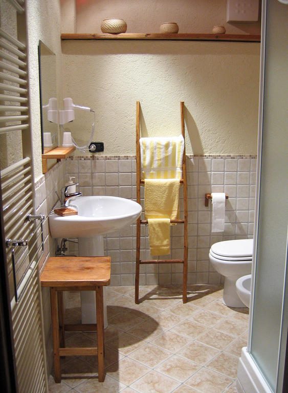 Les Chevreuils Bed and Breakfast Introd Δωμάτιο φωτογραφία